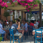 Miniatura AI del ristorante di Vathi sota del Thalia prima di ripartire per skorpios